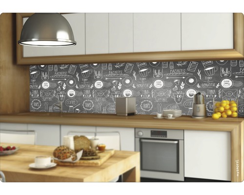 Dekorativt stänkskydd för kök med griffeltavlemönster och frukostmotiv i ett ljust kök.