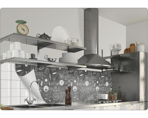 Köksscen med hyllor, köksfläkt och dekorativt köksstänkskydd