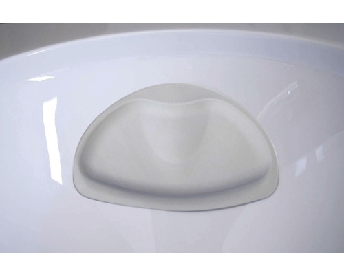 Närbild av en urinal med integrerat stänkskydd.