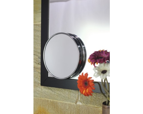 Badrum med sminkspegel och spegel