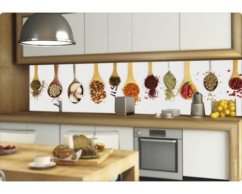 Stänkskydd med kryddmotiv i ett ljust kök