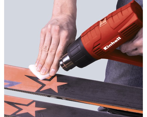 En person använder en Einhell varmluftspistol för att valla skidor.