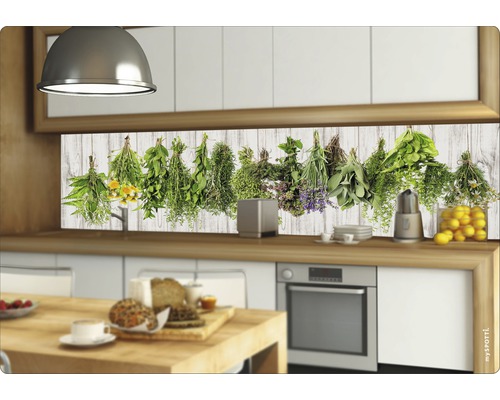 Stänkskydd med örtmotiv i ett modernt kök