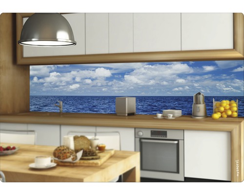 Ljust kök med arbetsbänk i trä och havsutsikt