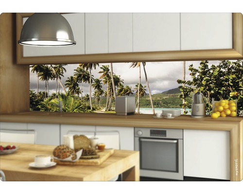 Stänkskydd med tropiskt strandmotiv i ett modernt kök