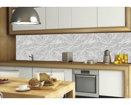 Stänkskydd med bladmönster i ett modernt kök