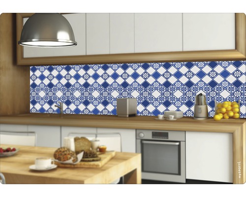 Köksscen med kakelvägg i blåvit design