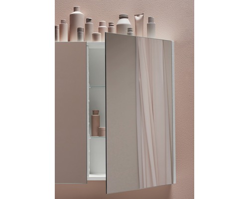 Öppet spegelskåp med hyllor och diverse behållare