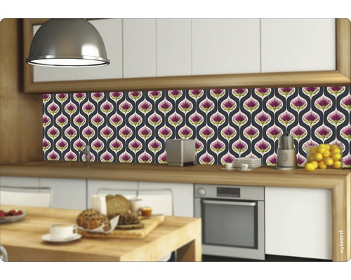 Stänkskydd med blommönster i modernt kök