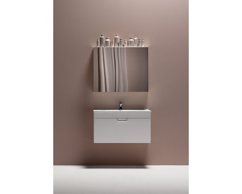 Badrum med tvättställsskåp, spegel och hygienprodukter