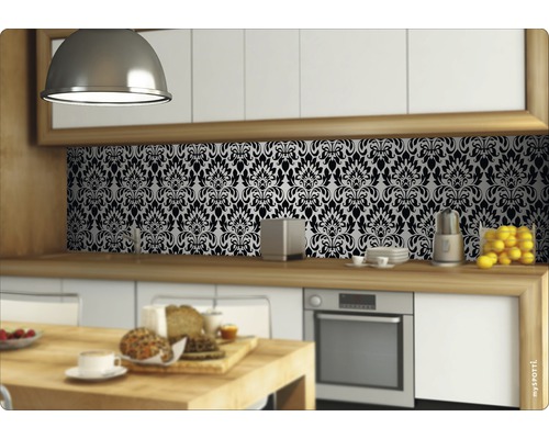 Köksscen med blommig bakgrund