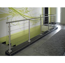 Trapphus med rostfritt stålräcke och vajrar