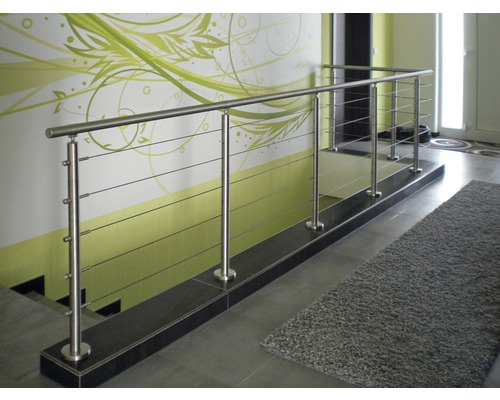 Trapphus med rostfritt stålräcke och vajrar