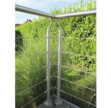 Rostfritt stålräcke med vajrar på en terrass