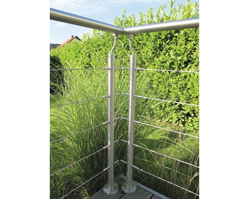 Rostfritt stålräcke med vajrar på en terrass