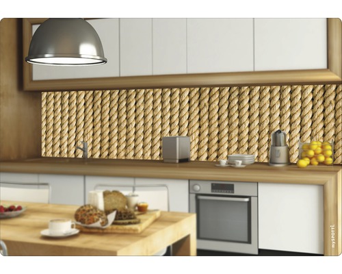 Köksscen med ett köksstänkskydd i repdesign.