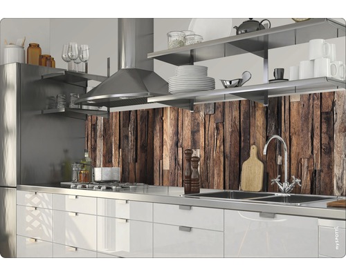 Köksscen med diskho, spishäll och bakstycke i trä