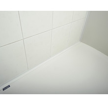 Detaljbild av ett hörn med kakel och tätningsremsa i badrummet