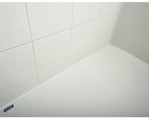 Detaljbild av ett hörn med kakel och tätningsremsa i badrummet