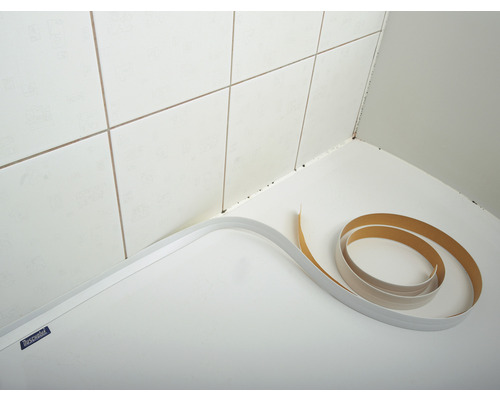 Badrumstätning med självhäftande tätningsband på badkar