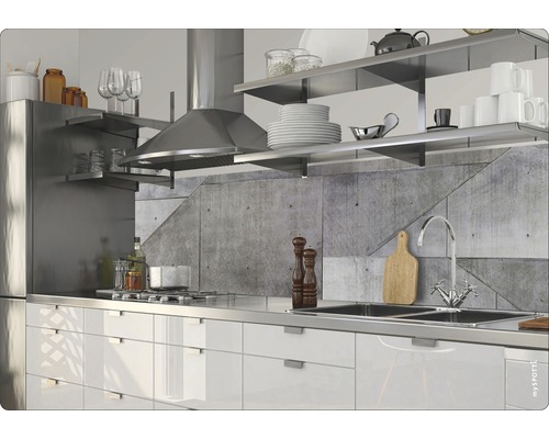 Ljust kök med fläktkåpa i rostfritt stål, hyllor och vita skåp.