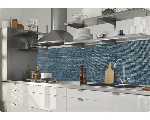 Köksscen med arbetsbänk, diskho, kran, spis och köksstänkskydd i denimdesign.