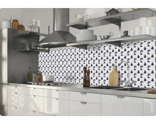 Stänkskydd med palmer och segelbåtsmönster i ett modernt kök