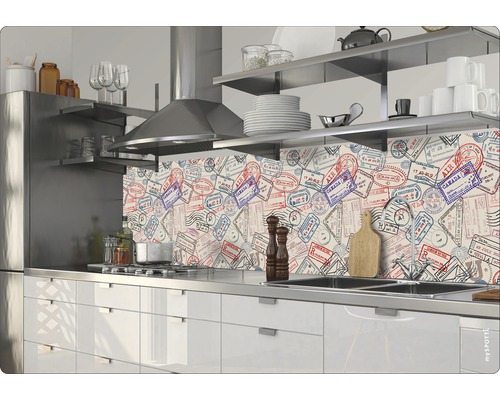 Kök med stänkskydd med frimärksmönster, diskho och spishäll.