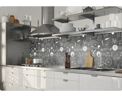 Köksscen med diskho, spis, fläkt, hyllor och köksvägg med kritritning