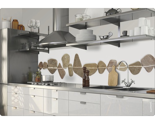 Köksscen med diskho, spis och stänkskydd med stenmönster