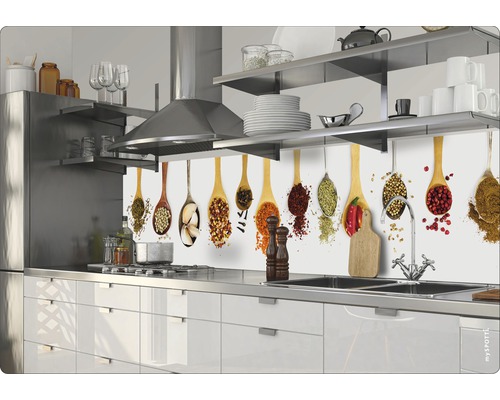 Stänkskydd med kryddmotiv i ett modernt kök