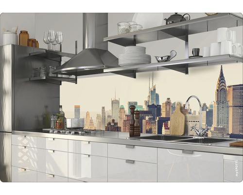 Köksscen med fläktkåpa, hyllor och en köksvägg med skyline-motiv