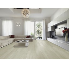 Ljust vardagsrum med trägolv, hörnsoffa, soffbord och tv-vägg