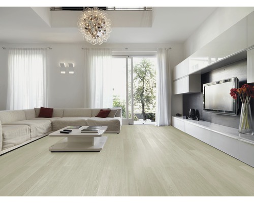 Ljust vardagsrum med trägolv, hörnsoffa, soffbord och tv-vägg