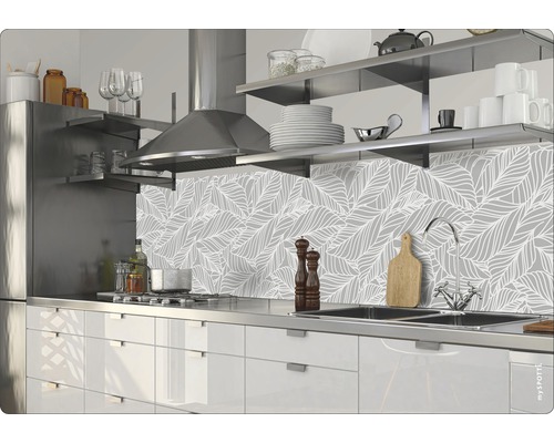 Stänkskydd med bladmönster i ett modernt kök.