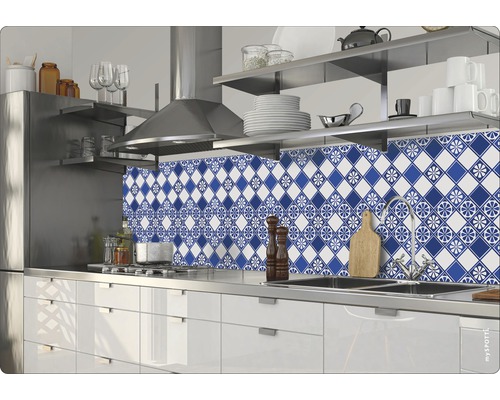 Kök med blått och vitt kakel