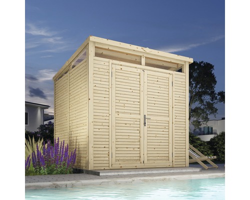 Trädgårdshus i trä med dubbeldörr bredvid poolen