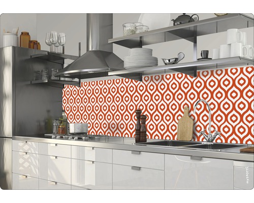 Stänkskydd med upprepande mönster i ett modernt kök.