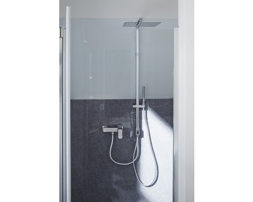 Foto av en dusch med duschhuvud, handdusch och termostat