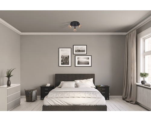 Sovrum med säng, sängbord och taklampa