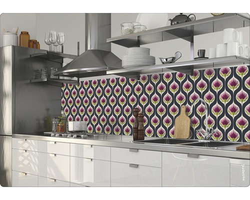 Köksscen med ett köksstänkskydd med blommönster, diskho och spishäll