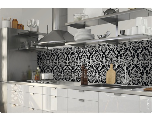 Modernt kök med svart ornamentmönster som köksvägg