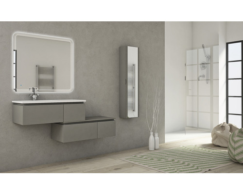 Ljust badrum med tvättställ, spegel, handdukstork och dusch