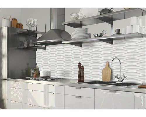 Modernt kök med diskho, spis och strukturerad vägg