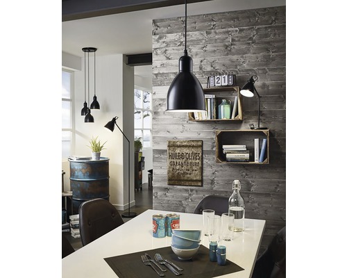 Matsal med matbord, stolar och belysning