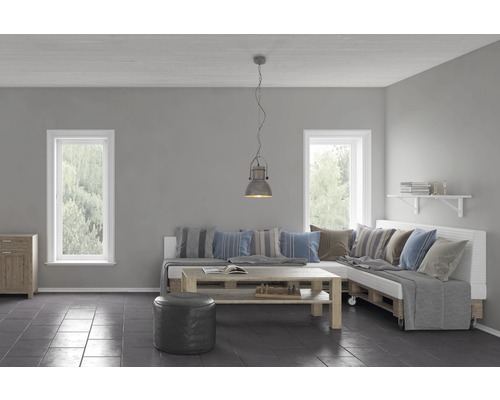 Vardagsrum med soffa av lastpallar, träbord och taklampa