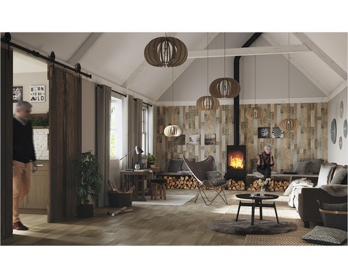 Vardagsrum med träpanel, kamin, hänglampor och möbler i lantlig stil
