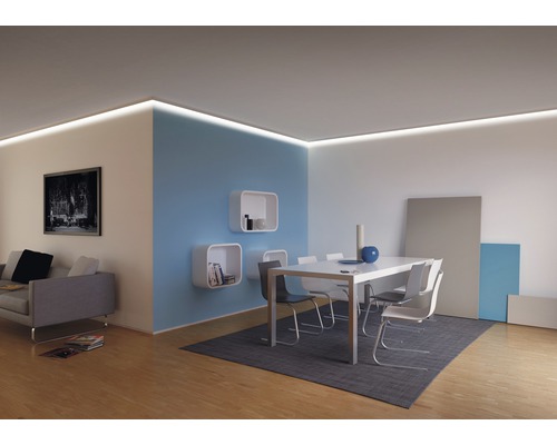 Vardagsrum med LED-ljuslister i taket, matbord, stolar och hyllor