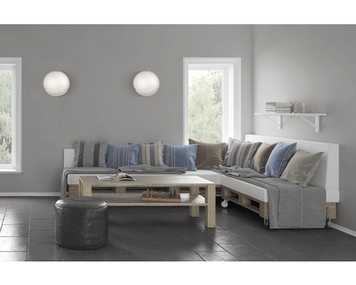 Vardagsrum med pallmöbler, bestående av soffa, soffbord och pall, plus två vägglampor