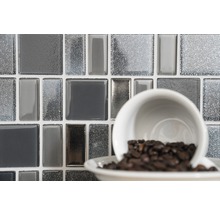 Mosaikplattor i grått med kaffekopp och kaffebönor